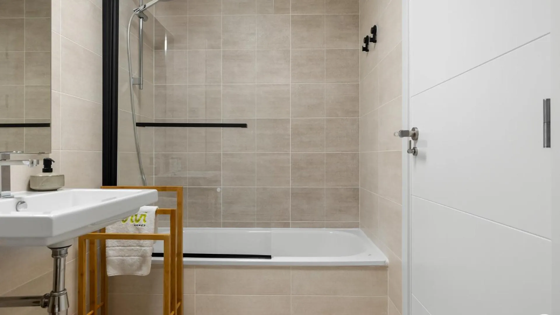 Vivi Homes - Blossom Pool, Gym & Terrace Benalmádena Daire